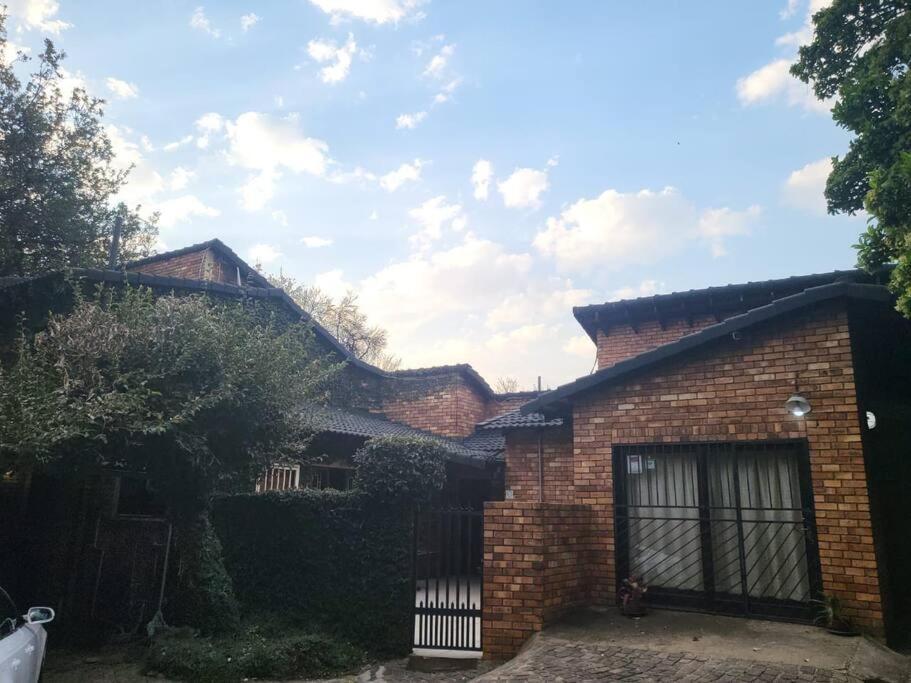 Albatrossways Lodge Sandton Exterior photo
