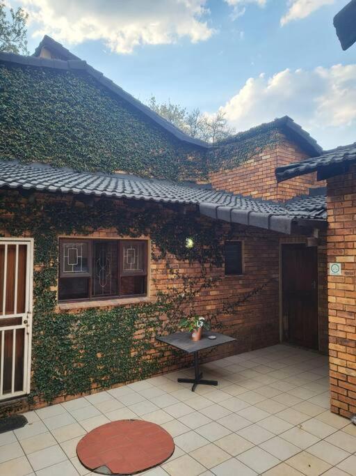 Albatrossways Lodge Sandton Exterior photo
